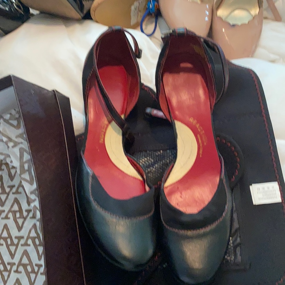 Cure black & trim red cute lil heel